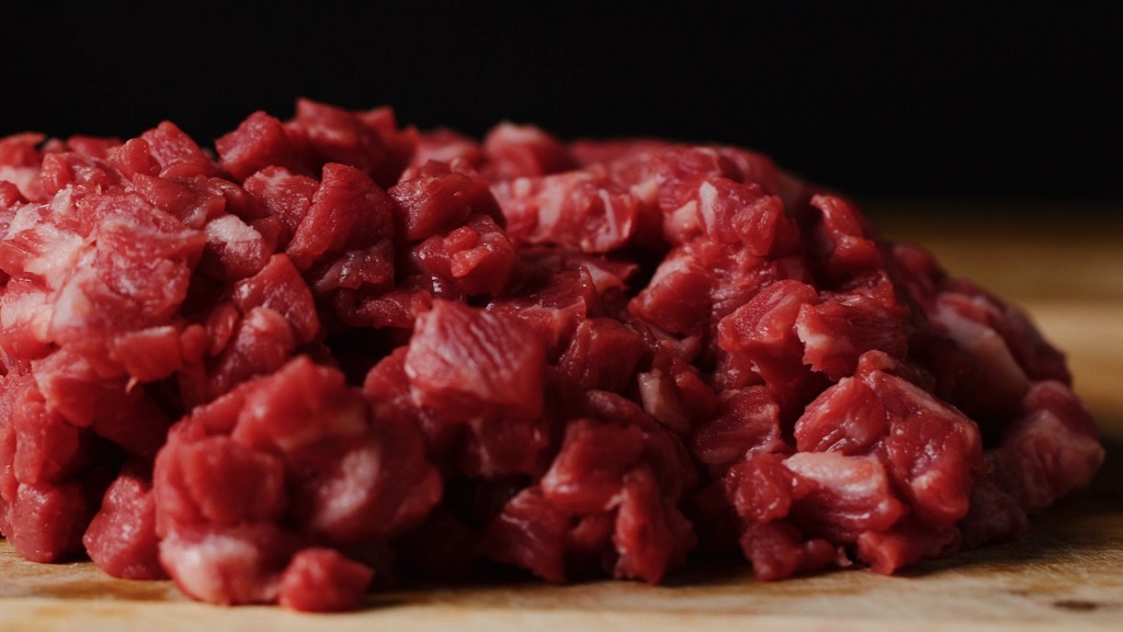 Sirovo crveno meso isečeno na kockice, odličan izvor proteina i jedna od najpoznatijih namirnica bogatih gvožđem