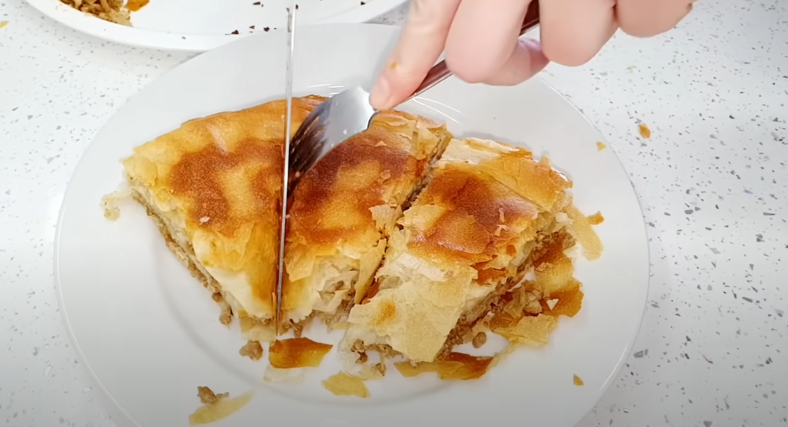 Burek s mesom ostaje klasik – ukusan, mastan, jutarnji ritual duboko ukorenjen u srpskoj kulturi.
