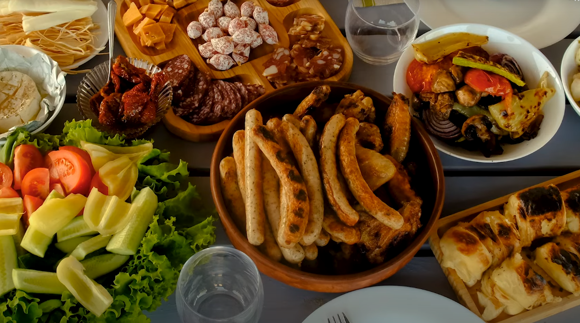 Tradicionalna srpska kuhinja čuva identitet naroda, spajajući istorijske uticaje u ukusne i emotivne obroke.