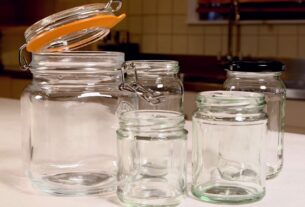 Pet staklenih tegli stoje na radnoj površini u kuhinji