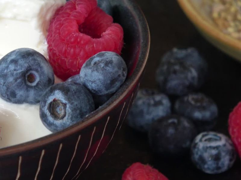 prikaz činije sa jogurtom i bobičastim voćem