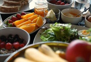 prikaz stola sa svežim voćem i povrćem, hlebom, puterom i kašama za jačanje imunog sistema