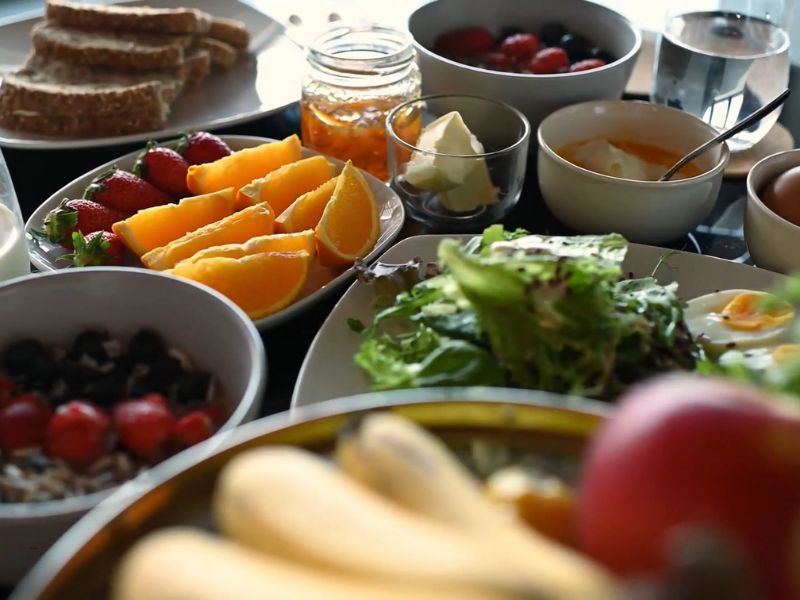 prikaz stola sa svežim voćem i povrćem, hlebom, puterom i kašama za jačanje imunog sistema