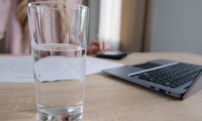 Čaša vode na stolu