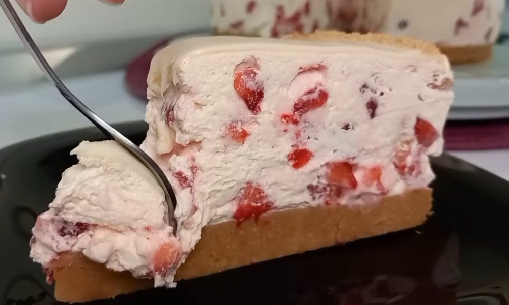 Torta sa plazmom i jagodama bez pečenja (1)