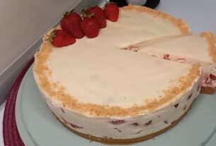 Torta sa plazmom i jagodama bez pečenja