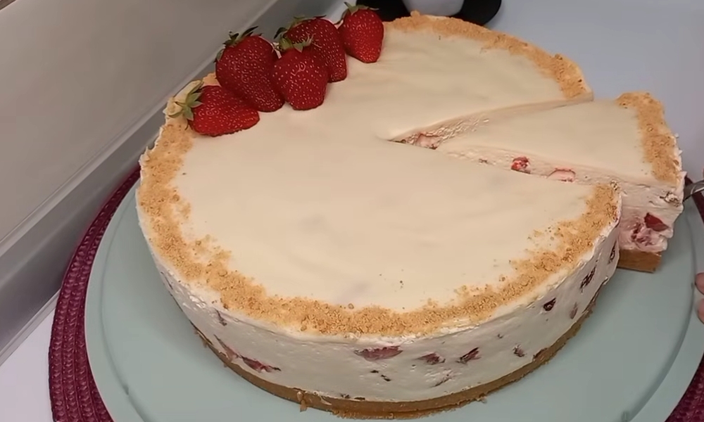 Torta sa plazmom i jagodama bez pečenja