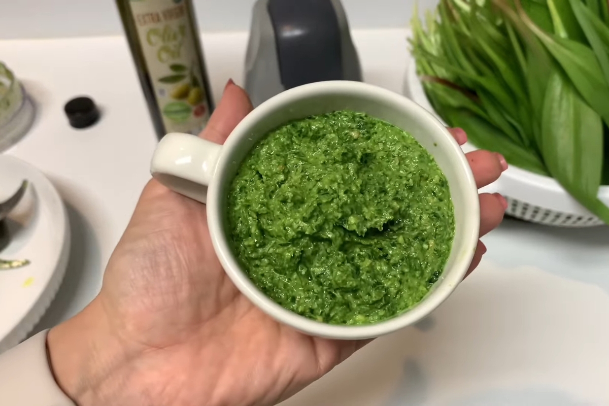 prikaz pripremljenog sremuš namaza u činiji