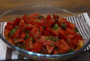 paradajz salata sa paprikom i bosiljkom