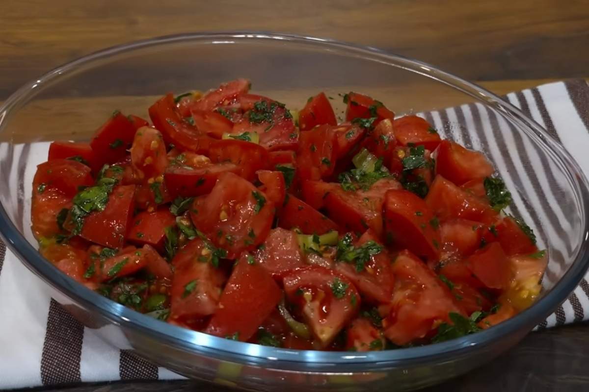 paradajz salata sa paprikom i bosiljkom