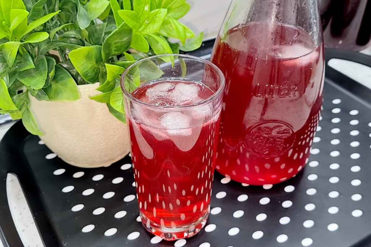 sok od višnje u čaši i flaši sa dodatkom leda