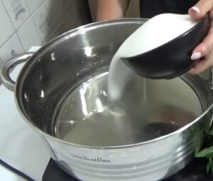 osoba pravi sirup za sok