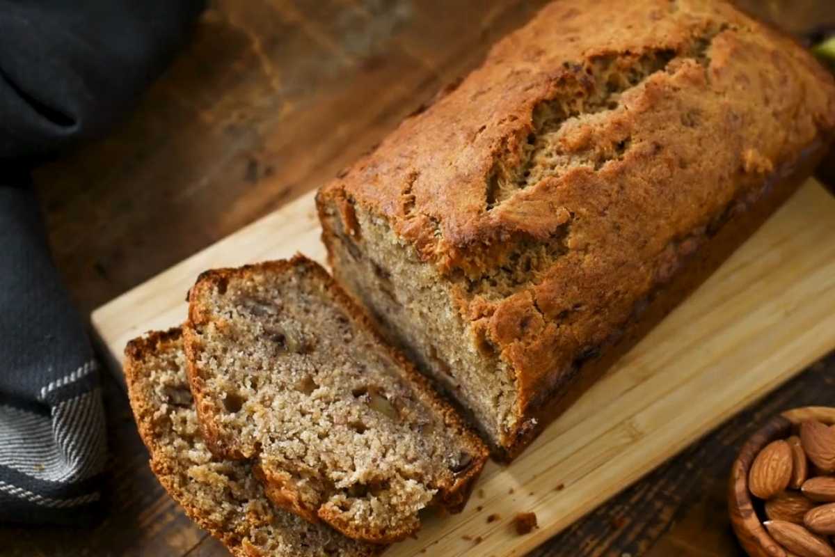 banana bread na drvenoj dasci