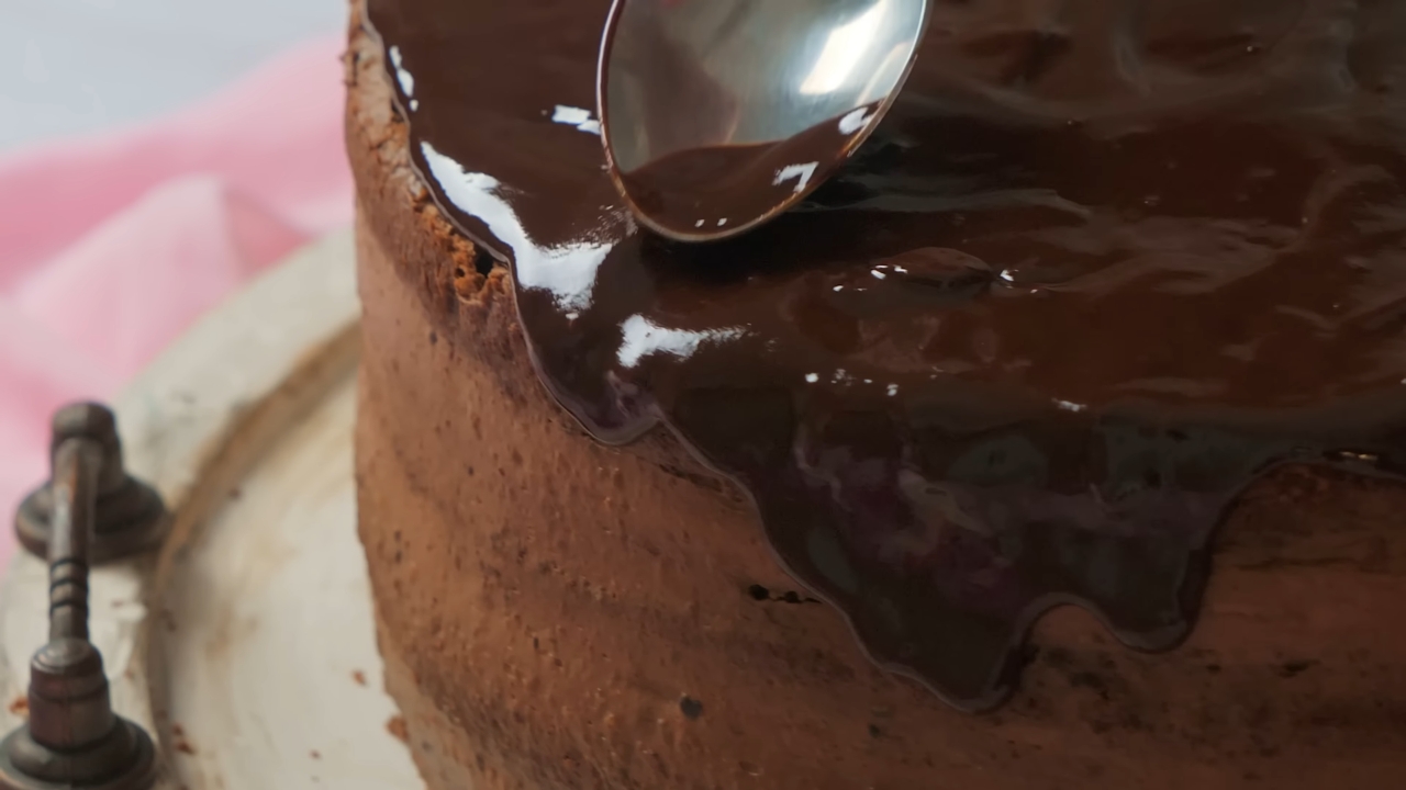Čokoladna torta prelivena sjajnom čokoladnom glazurom