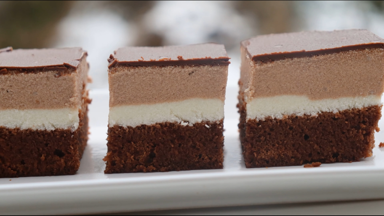 Kremaste ledene kocke sa sočnim biskvitom, svetlim filom i tankom čokoladnom glazurom