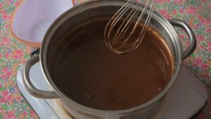 Čokoladni fil se meša u šerpi dok ne postane gladak i kremast