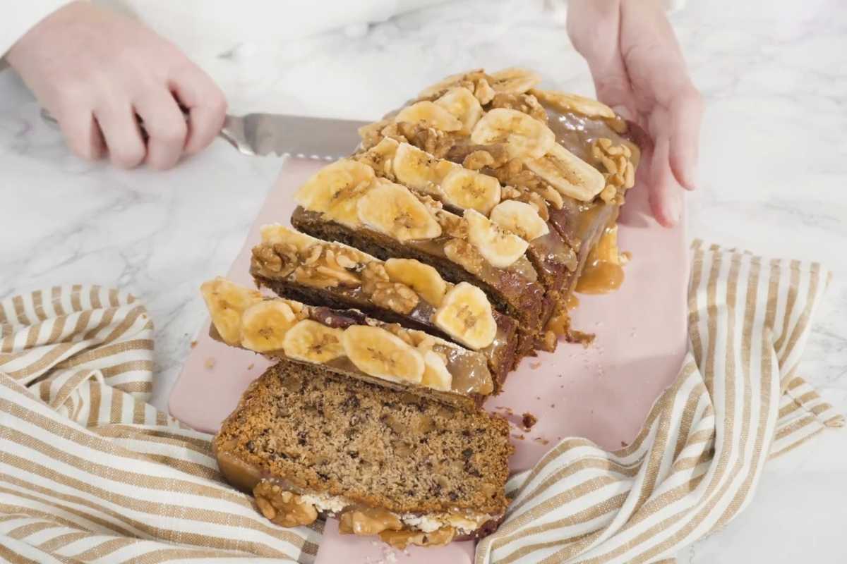 osoba seče banana bread